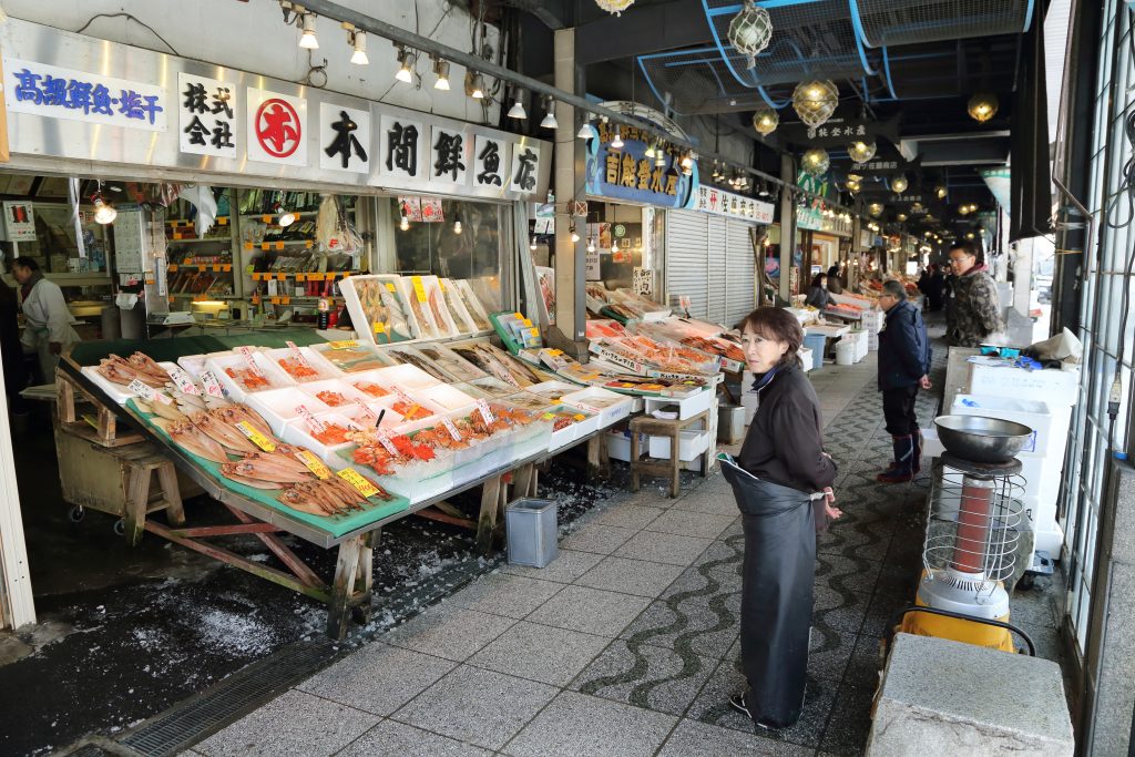 中国から年間３０万人以上の観光客が訪れる札幌市。「二条市場」は、鮮魚店や水産会社が立ち並ぶ人気スポットだ。(Shuterstock)