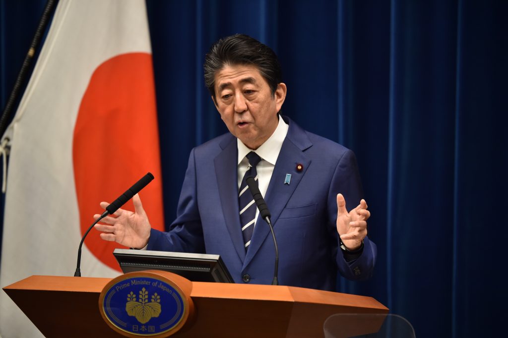 新型コロナウイルスの感染拡大をめぐり、初の記者会見をする安倍晋三首相＝２９日午後、首相官邸