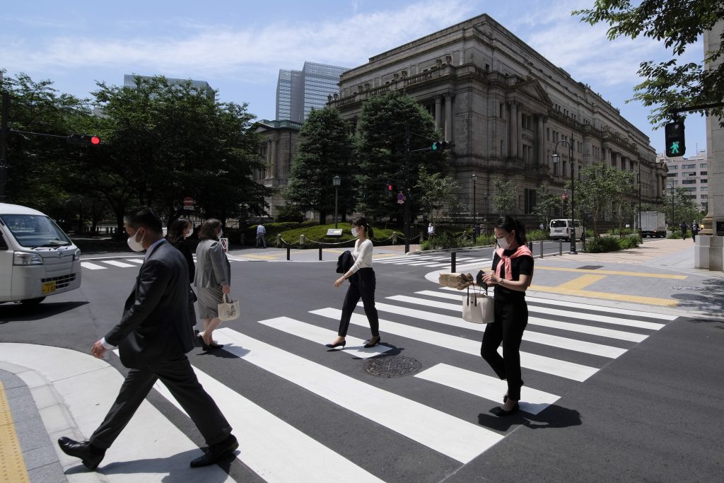 日銀は、28・29日の2日間に行われる金利レビューにおいて、長短金利操作（YCC）の目標を短期金利は -0.1％、長期金利は0％に維持すると予測されている。（AFP）