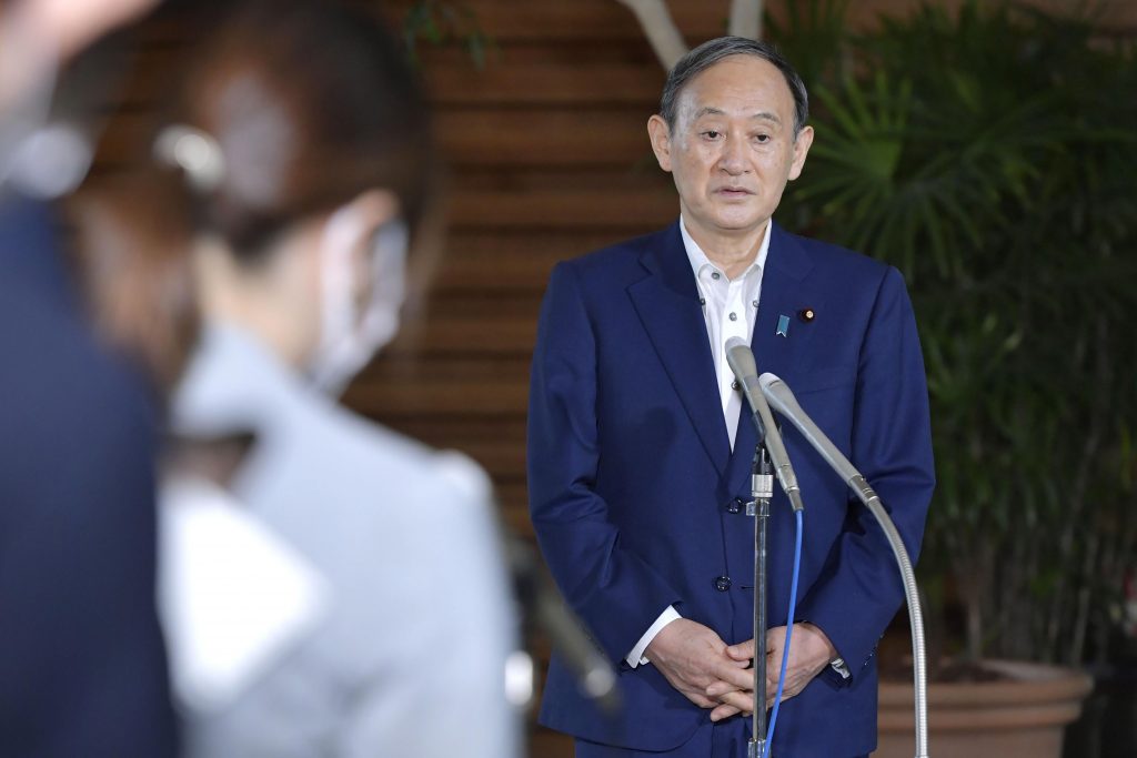 2021年8月23日に東京で記者の質問に答える菅義偉首相。（資料写真/AP経由、共同通信）