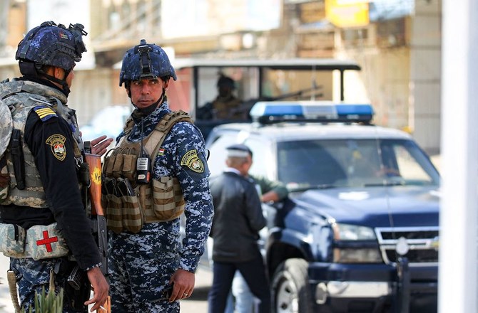 イラクの連邦警察官が首都バグダッドの街頭の検問所で警備に立つ。（ファイル/AFP）