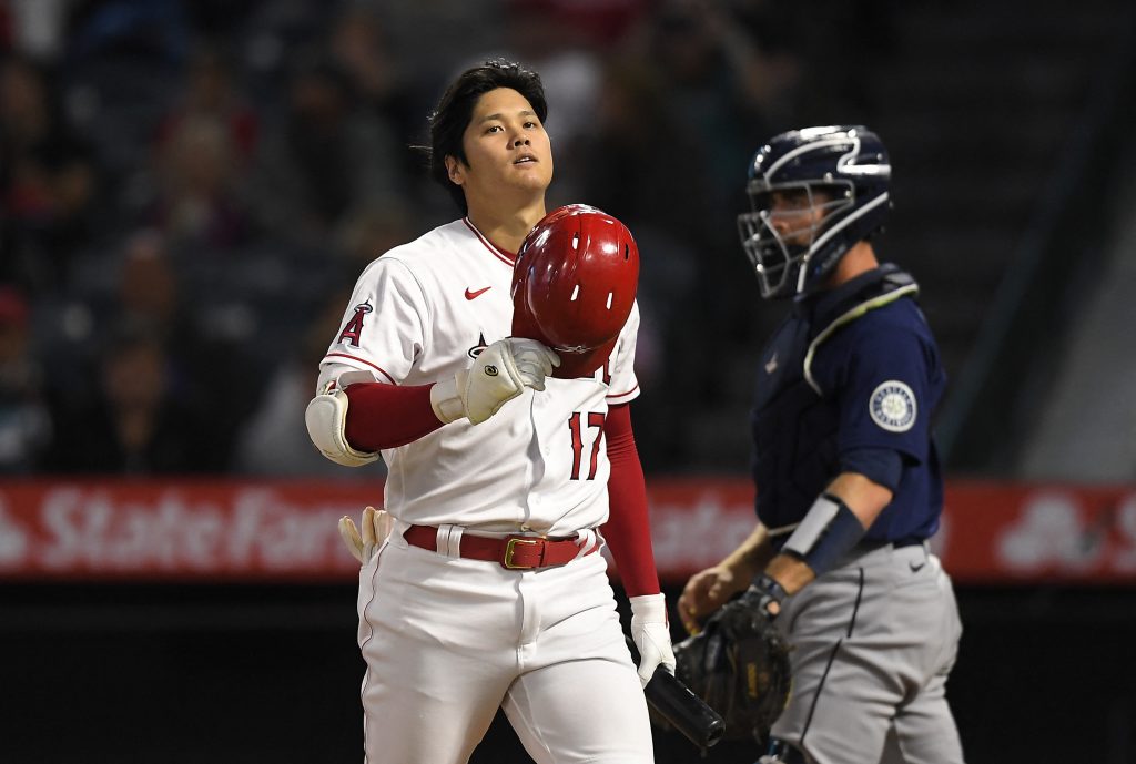 ロサンゼルス・エンゼルスの大谷翔平（背番号17）は、シアトル・マリナーズの先発投手ローガン・ギルバート（背番号36）を相手に三振を喫した（2021年9月24日、カリフォルニア州アナハイムのエンゼル・スタジアム・オブ・アナハイムにて）。（ケヴォルク・ジャンセジアン／写真Getty／AFP）