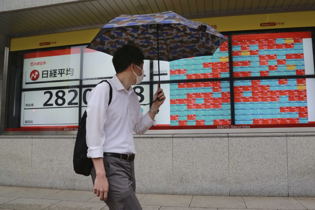 日本株のベンチマーク日経平均株価（日経225）は前日比90円33銭（0.32%）安の2万8140円28銭で取引を終えた (File photo/AP)