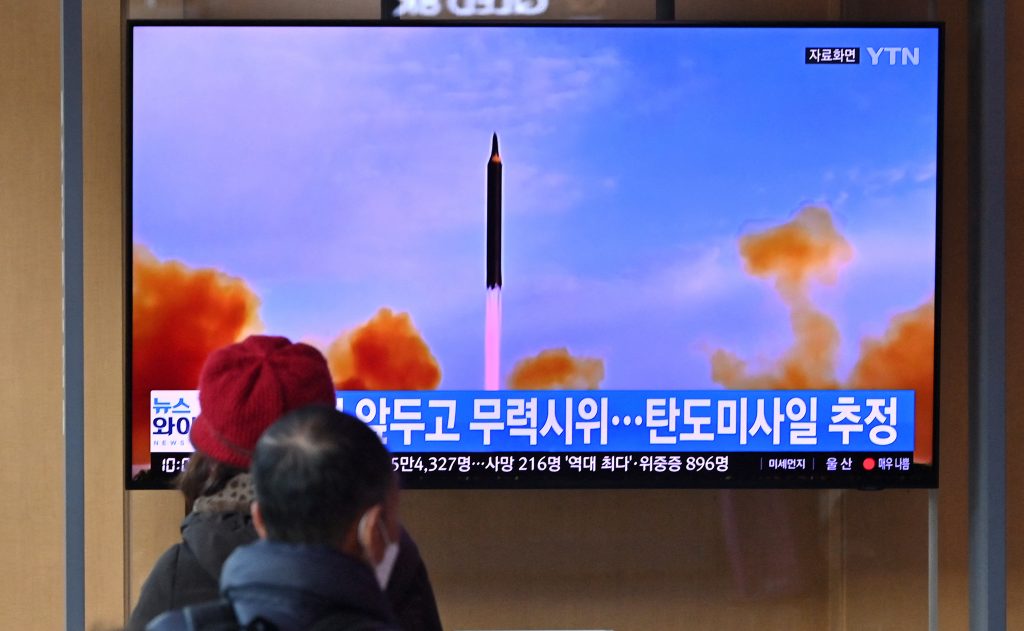 ソウルの駅で、北朝鮮のミサイル発射実験の映像を流すニュース放送が映るテレビ画面を見る人々＝2020年3月5日（AFP通信）