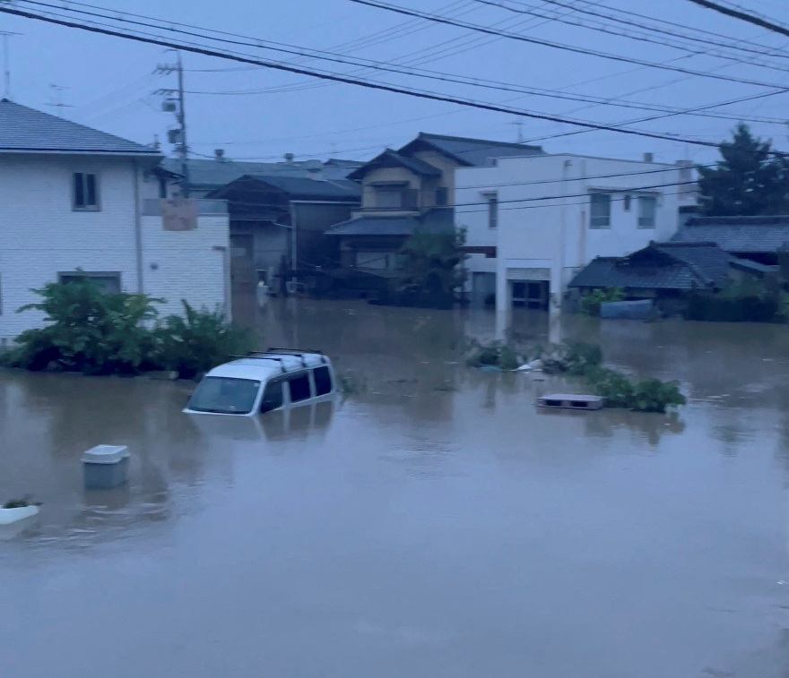 日本の静岡県静岡市で、台風通過後、半ば水に沈んだ乗用車。2022年9月24日（File photo/ロイター）