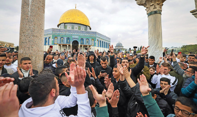 エルサレムのアル・アクサモスク敷地内で行われたイスラエルに対するデモ中、スローガンを叫ぶパレスチナ人たち。（AFP/資料写真）