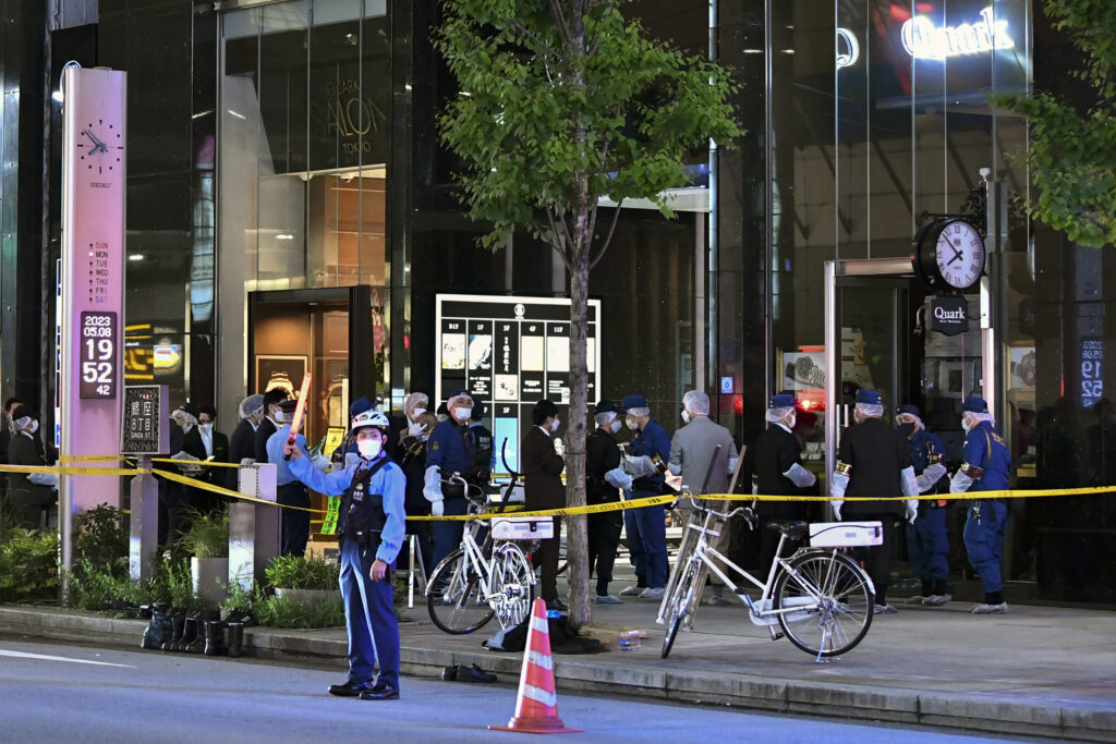 3人の強盗が東京の高級な銀座の高級時計店に侵入した同じ日に強盗事件が発生した後、月曜日に4人が警察に拘留された. (AFP)