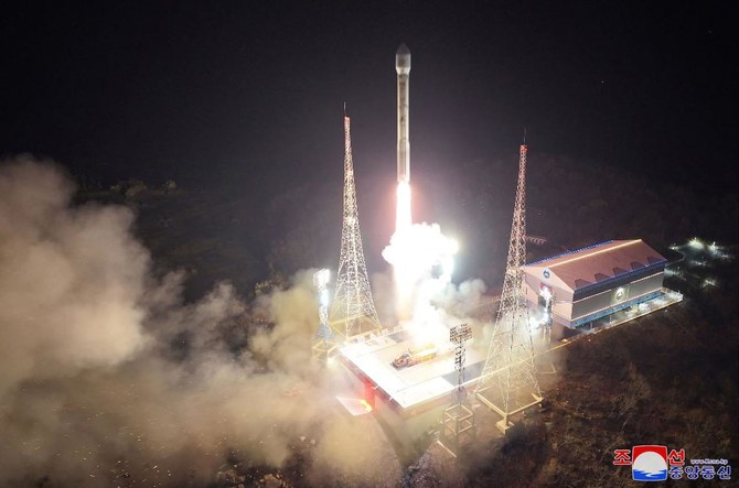 北朝鮮の平安北道にある西海（ソヘ）衛星発射場から打ち上げられる、偵察衛星「万里鏡1号」を搭載したロケット。衛星を軌道に乗せる試みは同国にとって今年3回目である。（朝鮮中央通信、KNS/AFP経由）