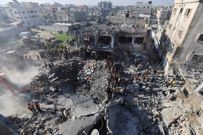 2023年12月19日のイスラエル軍の砲撃によりガザ地区南部で硝煙が立ち上がる。ラファ地域へのイスラエル軍のミサイルと空爆で住宅3戸が直撃され、少なくとも20人のパレスチナ人が死亡した。（AFP）