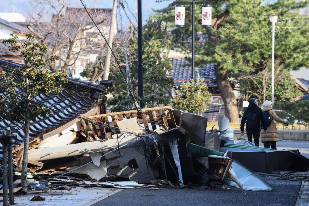 経済産業省によると、被災地に生産拠点を持つ大企業や中小企業など３００社超のうち、約７割が生産活動を再開したか、再開する見込みが立っている。(AFP)