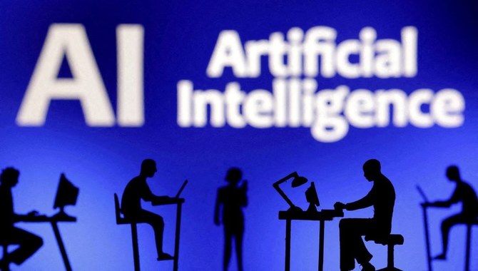 2024年2月19日、「Artificial Intelligence AI（人工知能AI）」の文字の前に見えるコンピューターとスマートフォンを持ったフィギュア。(ロイター）