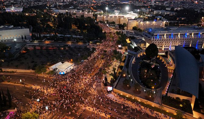 イスラエルとハマスの間でガザ紛争が続く中、ベンヤミン・ネタニヤフ首相政権に対する抗議デモに参加する人々（2024年6月17日、エルサレムで）。(REUTERS)