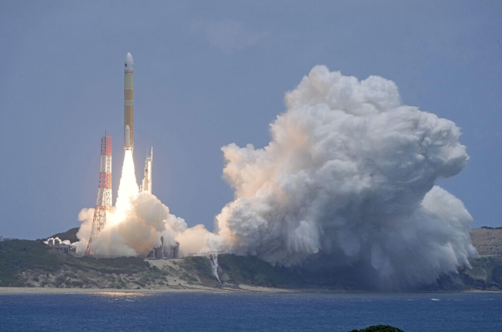 鹿児島県南種子町の種子島宇宙センターから地球観測衛星を搭載して飛び立つ日本のH3ロケット3号機（2024年7月1日、共同撮影）。(共同/via REUTERS)