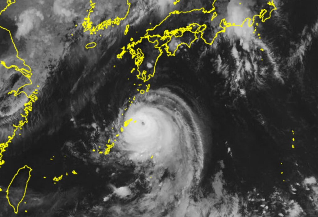 2024年8月27日、気象庁の人工衛星「ひまわり」から撮影された配布画像は、日本の奄美地方に接近する台風（C）を示している。8月27日、強い台風がゆっくりと日本の南に向かっており、中部地方と西部地方では大雨をもたらし、鉄道輸送に支障をきたしている。(AFP PHOTO / 気象庁)