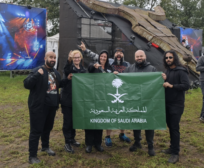 Wacken Open Air 2024でサウジアラビアのロックバンドWasted Landとポーズをとるジェッダのドイツ総領事Eltje Aderhold氏。(提供)