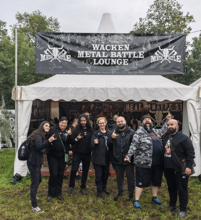 Wacken Open Air 2024でサウジアラビアのロックバンドWasted Landとポーズをとるジェッダのドイツ総領事Eltje Aderhold氏。(提供)