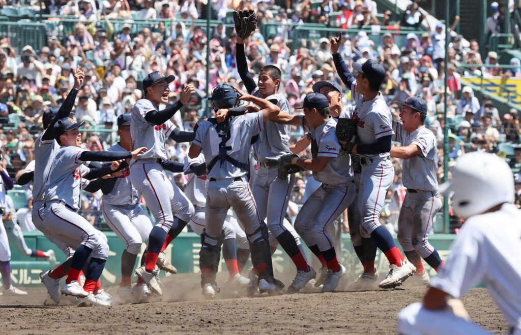 西宮市の甲子園球場で2週間にわたって行われた全国高校野球選手権大会最終日、決勝戦で関東第一（東東京）に2-1で競り勝ち、延長戦を制した京都国際（国際）のメンバー。(AFP＝時事)