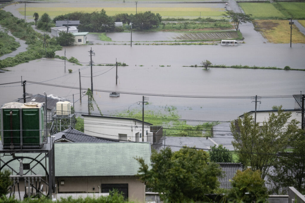 大分県由布市で水没したバス（2024年8月29日撮影）。(AFP＝時事）