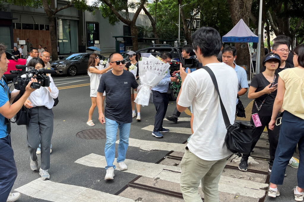 中国広東省深センで9月19日、登校途中に刺され10歳の児童が死亡した事件を受け、深セン日本人学校の外に花束が置かれた。(ロイター/デビッド・カートン)