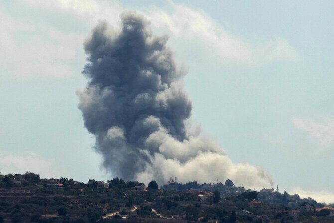 2024年9月16日、イスラエルがレバノン南部のフーラ村を空爆した現場から煙が立ち上る(ファイル/AFP)