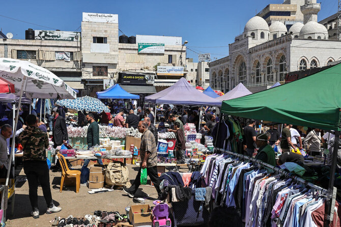 2024年4月19日、占領地ヨルダン川西岸のラマッラーの市場で買い物をするパレスチナ人。(AFP＝時事）